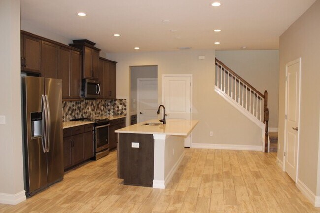 Foto del edificio - Stunning 3BD/2.5BTH + LOFT End Unit Townho...
