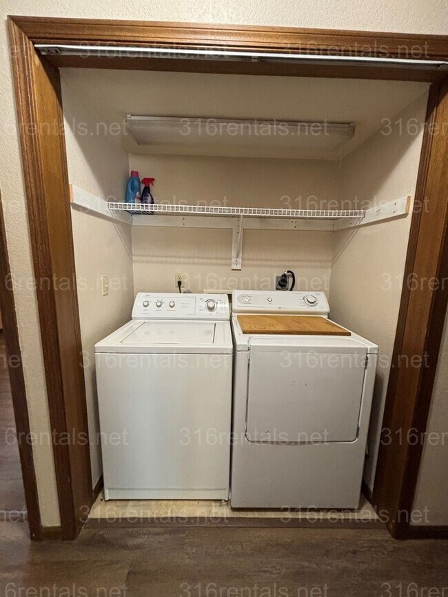 Foto del edificio - Three bed two bath house available now!