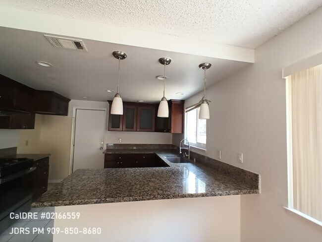 Building Photo - Walnut 3 Bedroom Home