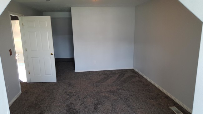 Building Photo - 670 S 1870 W