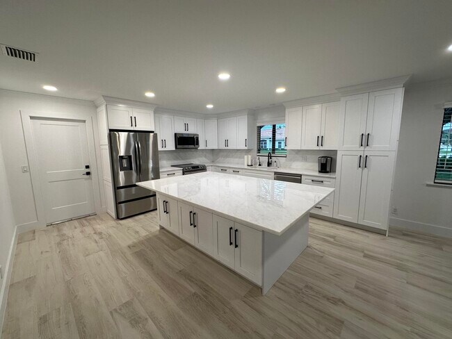 Building Photo - 610 West Dr