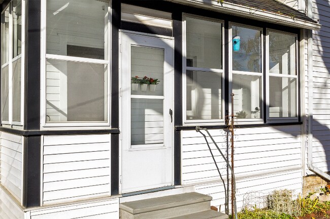 Building Photo - 415 11th Ave NE