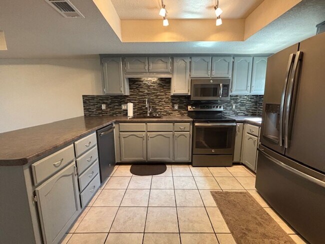 Foto del edificio - 2 Bedroom - 2 Bath Condo