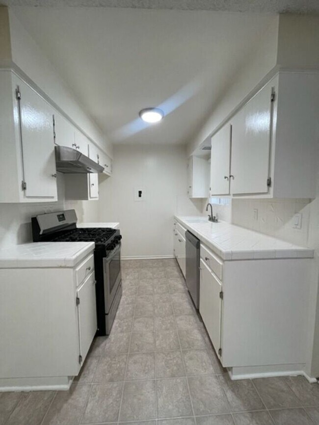 Building Photo - Downey UPPER One Bedroom with Parking, Fir...
