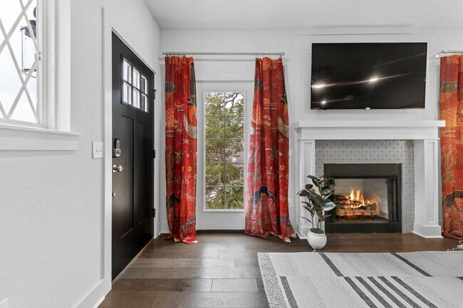 Foto del edificio - 393 N Ainsley Loop