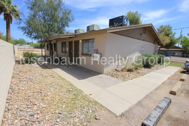 Building Photo - 936 E Roma Ave