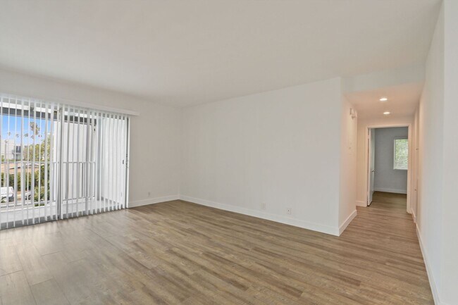 Building Photo - 847 6th St in Santa Monica  - steps to Mon...