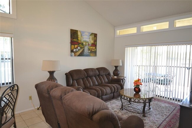 Building Photo - 336 Woodlake Wynde