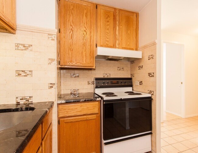Building Photo - 4343 N Clarendon Ave