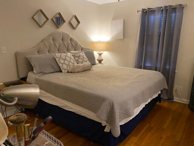 master bedroom will hold king size bed, 1/2 bath adjoins - 217 32nd Pl E