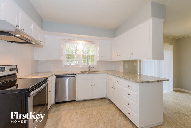 Building Photo - 1505 Country Club Dr