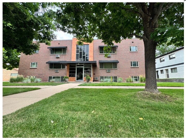 Foto principal - 2054 S Milwaukee St