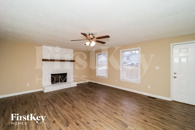 Foto del edificio - 4423 Treeline Way