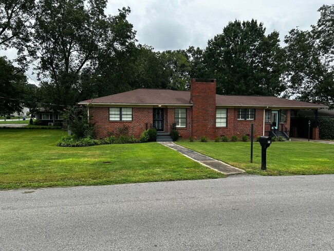 Building Photo - Spacious Home In Oxford