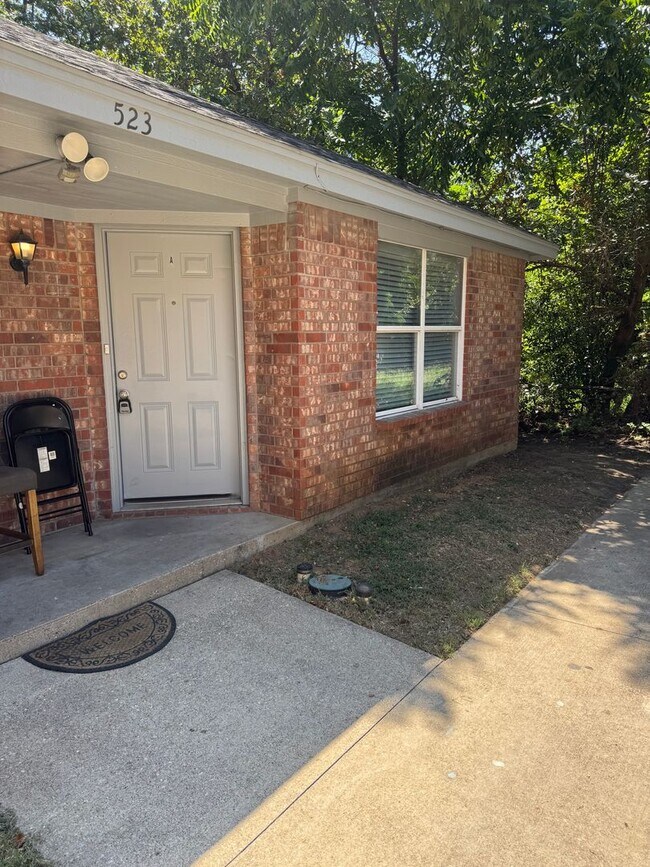 Foto del edificio - 523 Oakwood Ln