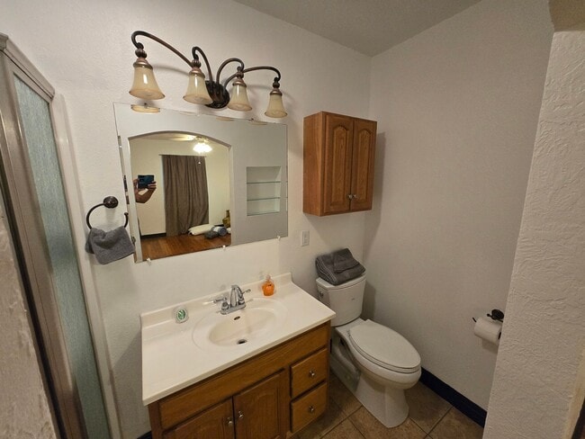 Building Photo - 404 Crescent Dr