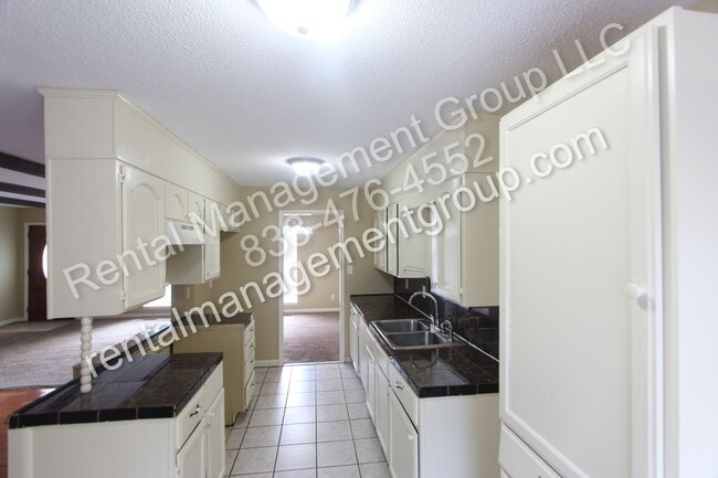 Foto del edificio - New On The Market! 3BR 2BA + Lower Level D...