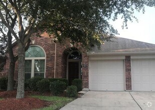 Building Photo - 2801 Enchanted Lake Dr