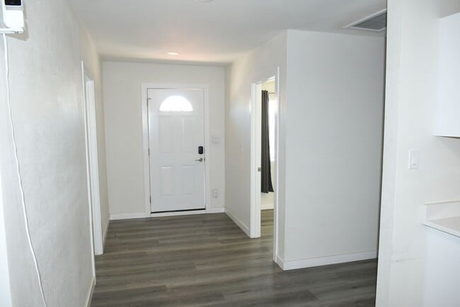Building Photo - 1339 E Glenrosa Ave