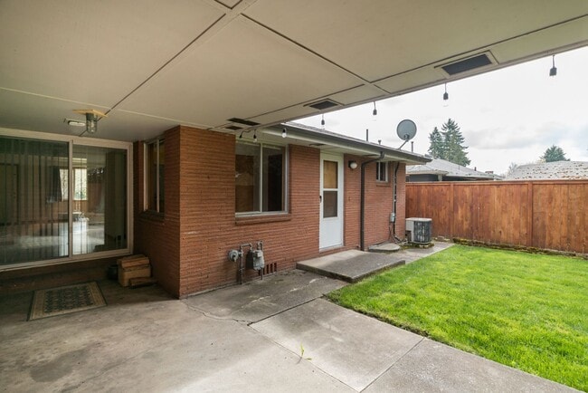 Foto del edificio - $500 move-in incentive! Awesome 3-bdrm/2-bath duplex in heart of Hillsboro—Laundry hook ups, atta...