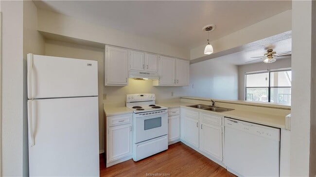 Building Photo - 313 Manuel Dr