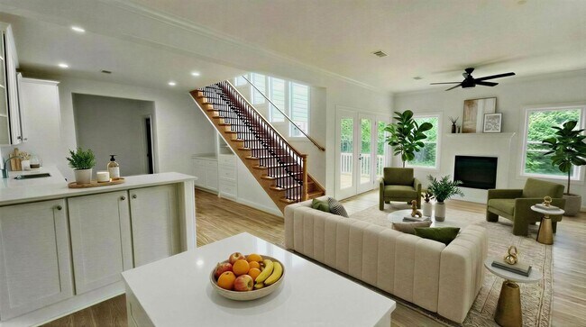 Foto del edificio - Spacious House across the street from UT - large deck and balcony with great views.