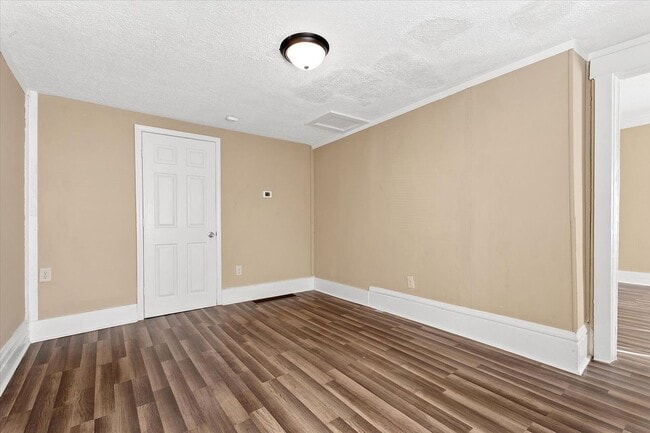 Foto del edificio - One Bedroom One Bath Unit Available for Immediate Occupancy