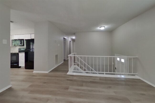 Building Photo - 8610 Pine Shores Dr