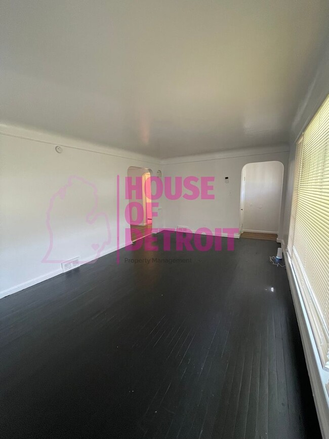 Building Photo - 3 BEDROOM 2 BATH BUNGALOW FREE PRE-SCREEN