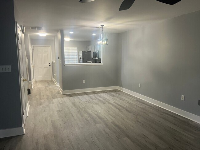 Building Photo - Welcome to your new home in the heart of C...