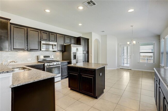 Foto del edificio - 5151 Scenic Lake Dr