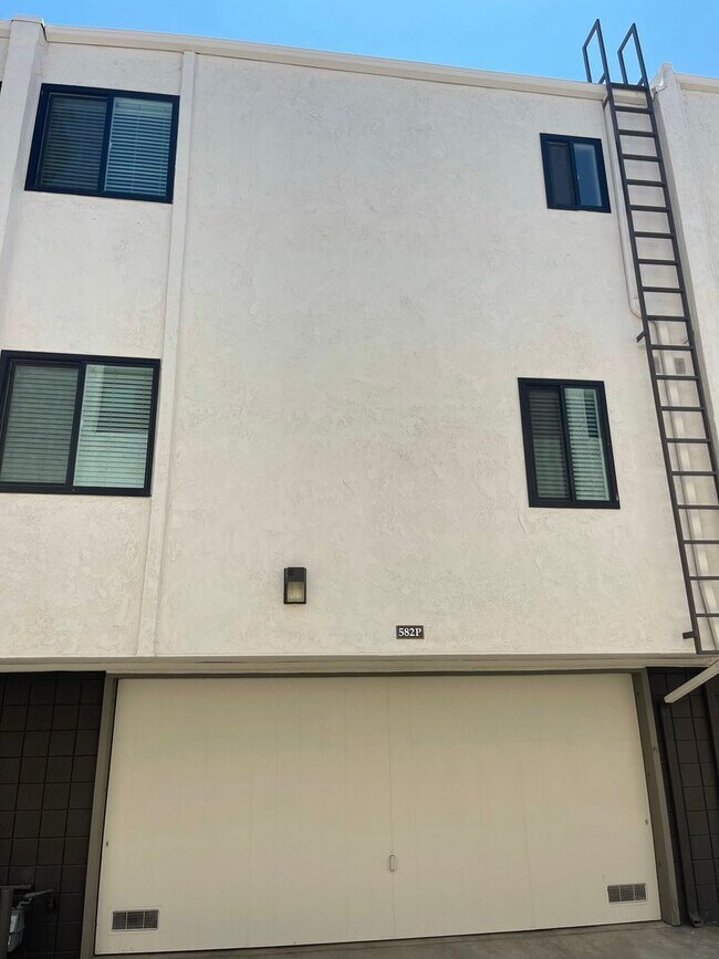 Foto del edificio - 582 W Huntington Dr