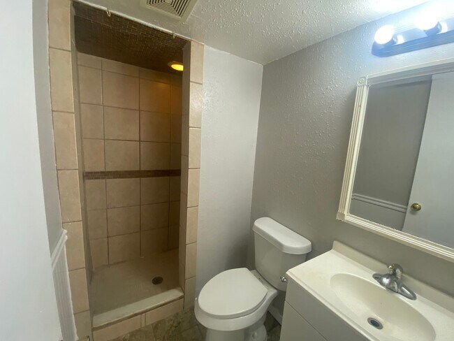 Foto del edificio - 4 bedroom 2 bath - walking distance to Moo...