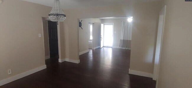 Building Photo - 609 W Belden St