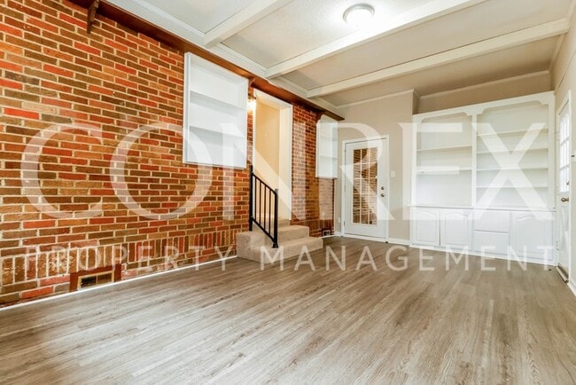 Building Photo - Adorable Brick Ranch near Downtown Summerv...