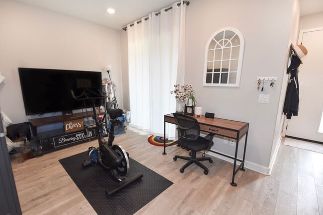 Building Photo - 1812 Mint Ter