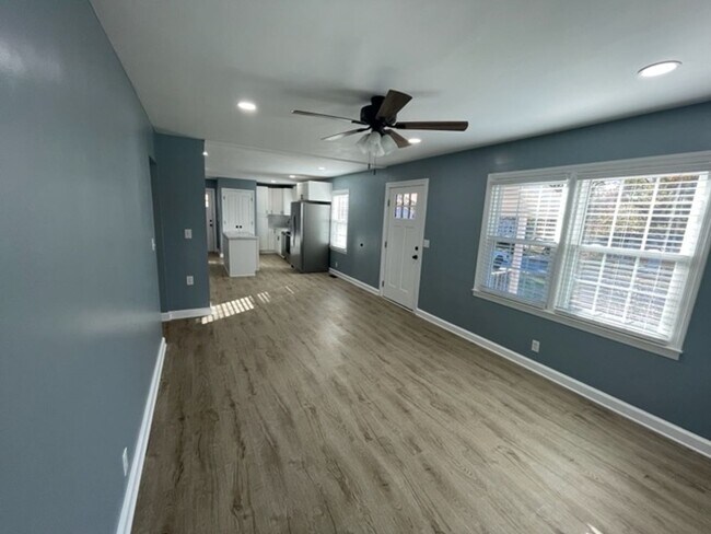 Building Photo - 2 bedroom 1 bath fully renovated house