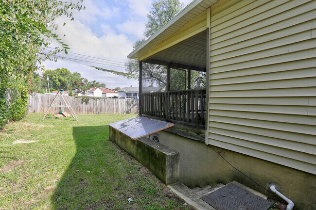 Covered Private Entrance - 508 Wellham Ave