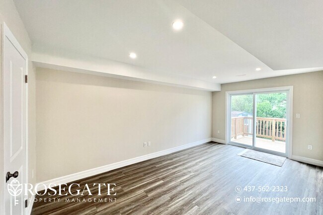 Building Photo - Spacious 3 Bed 2.5 Bath Semi-Detached Home...