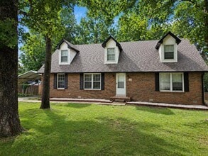 Building Photo - 125 Mossland Dr