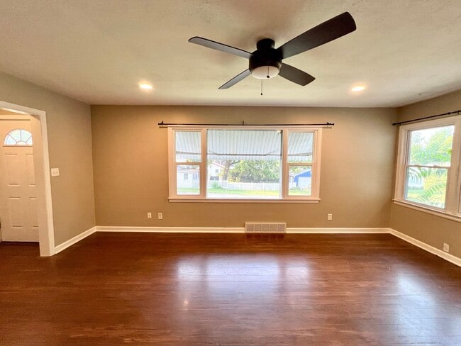 Building Photo - Centrally Located Single Famliy Home!