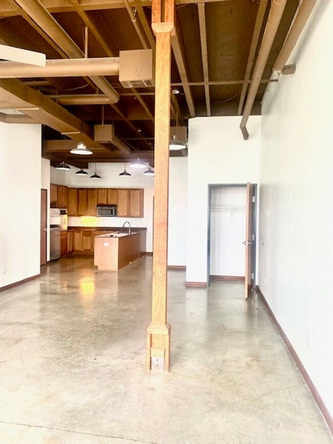 Building Photo - Loft