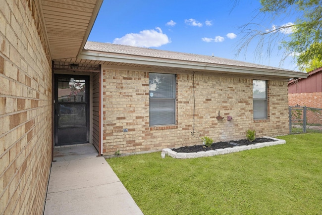 Building Photo - 2205 Lamplight Dr