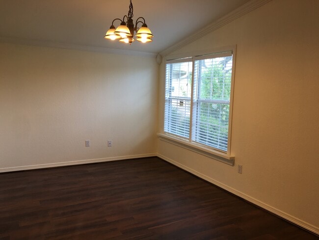 Building Photo - 1413 Glouchester Dr