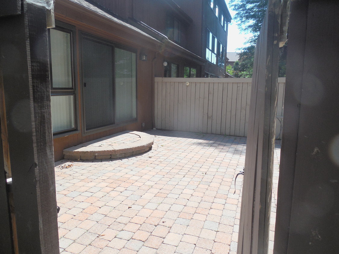 Large enclosed patio - 84 Wintergreen Way