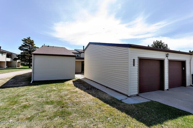 Building Photo - 909 Indian Hills Dr