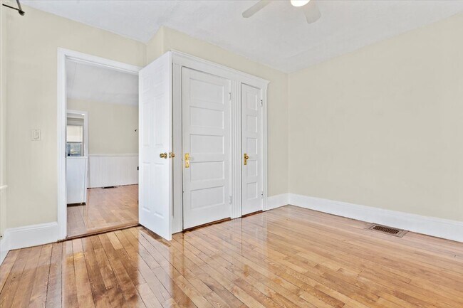 Building Photo - 52 Roslyn St