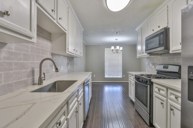 Foto del edificio - 506 Castlelake Dr