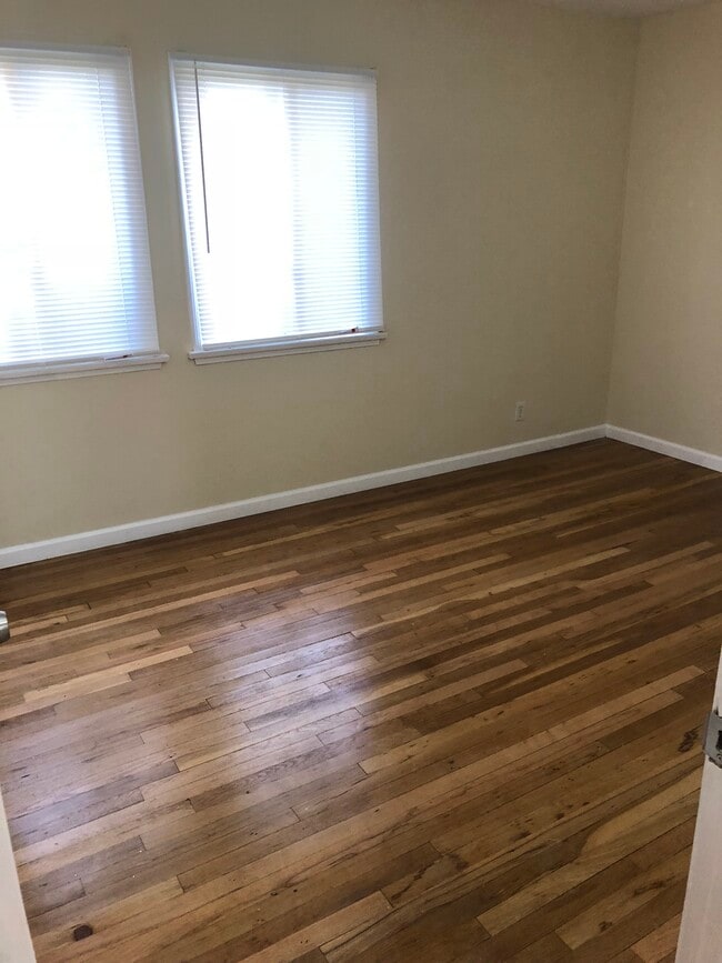 Building Photo - 607 N Rosemary Ln