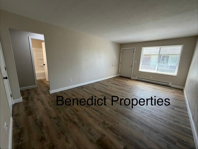 Building Photo - Maple St